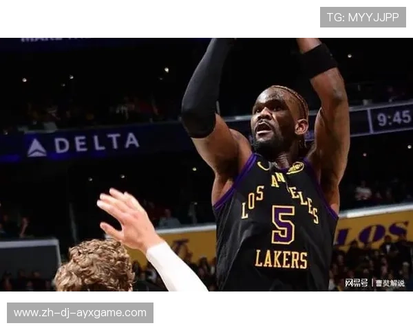 NBA球员摔倒瞬间的英雄传球:跌倒也不放弃的精神