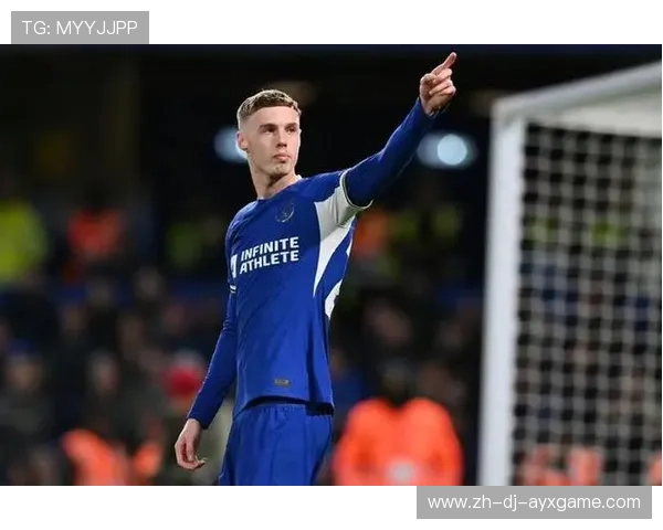 切尔西压迫造成对方失误，帕尔默补射偏出