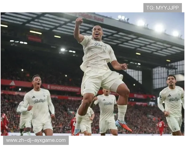 主帅赛后怒摔战术板,场面失控 主帅赛后怒摔战术板,场面失控